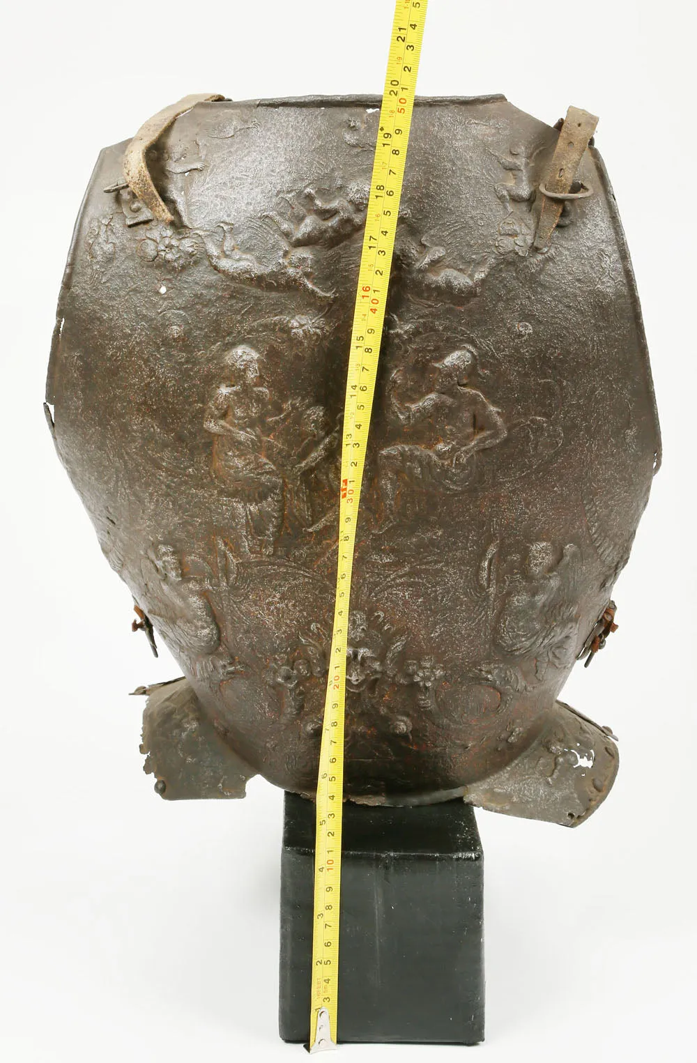 AN EXTREMELY RARE AND IMPORTANT EMBOSSED FRENCH CUIRASS C.1560-70