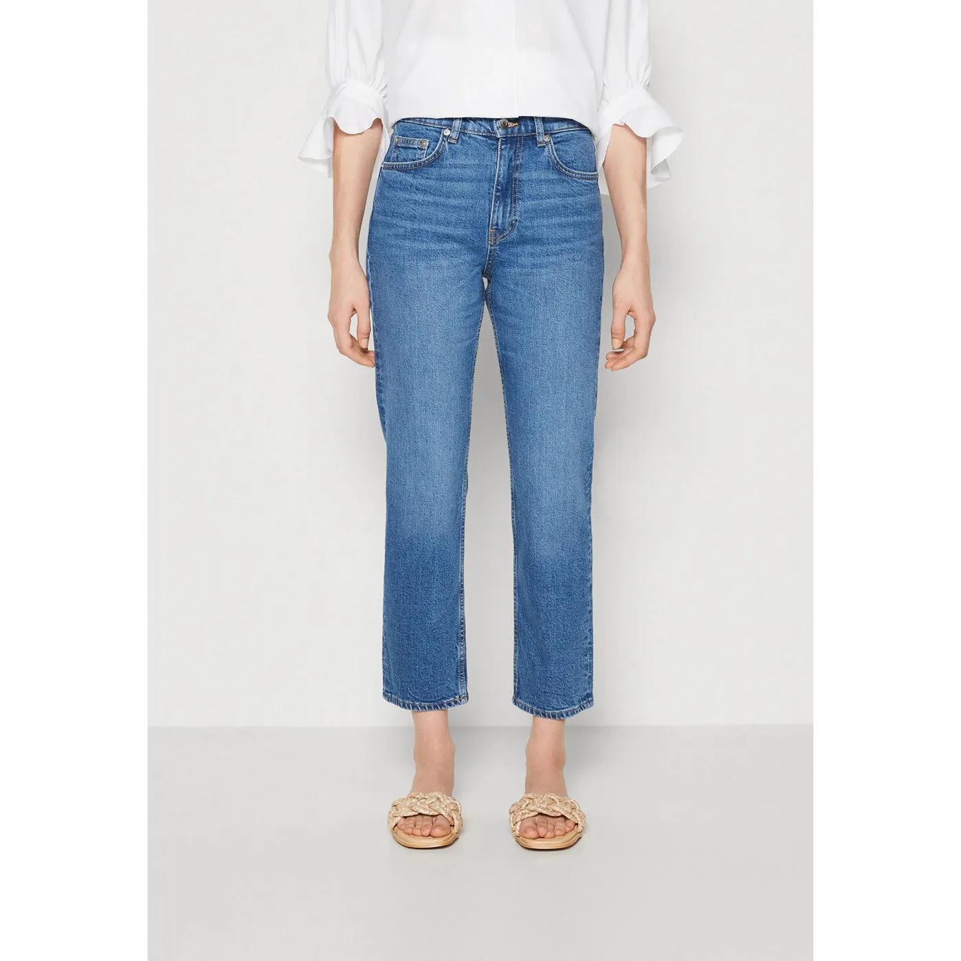 AR Slim Cropped Jeans